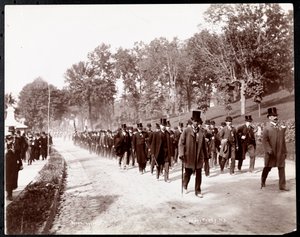Parata militare con uomini in uniforme e cilindri a Dobbs Ferry, New York, 1898